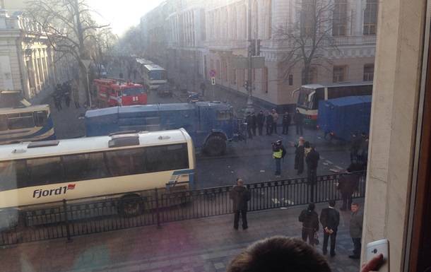 Митингующие пригнали на Майдан водомет