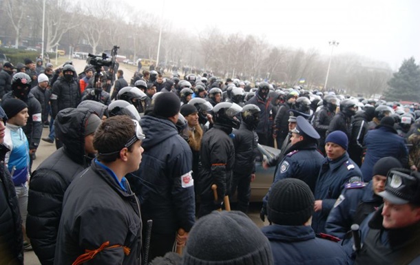 В Харькове проходит многочисленный митинг в поддержку Януковича