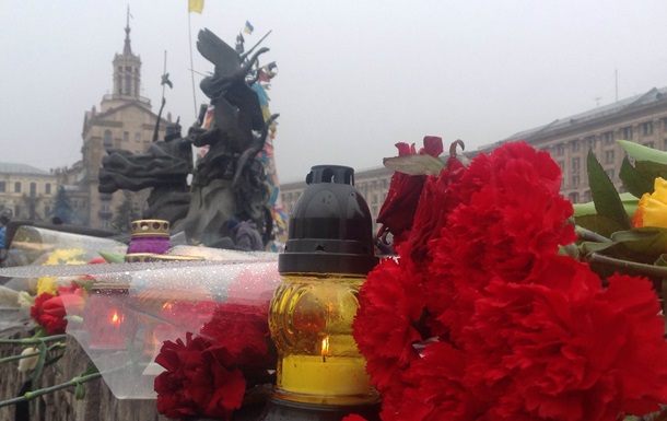 Люди несуть квіти на Майдан на знак пам яті про загиблих активістів