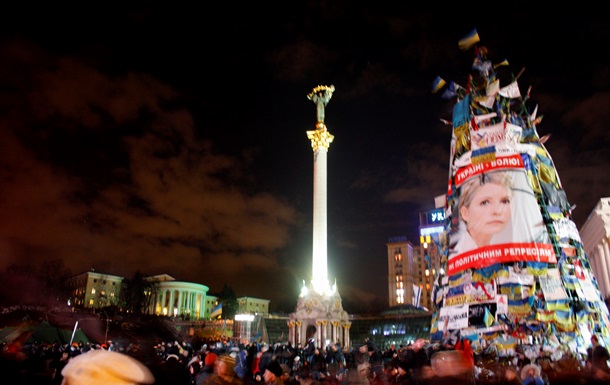 Тимошенко попросила прибрати свій плакат з ялинки на Майдані
