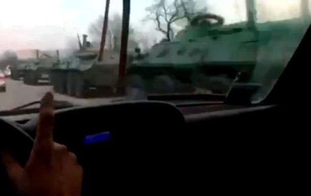 В Сети обсуждают видео с колонной российской бронетехники на крымской дороге