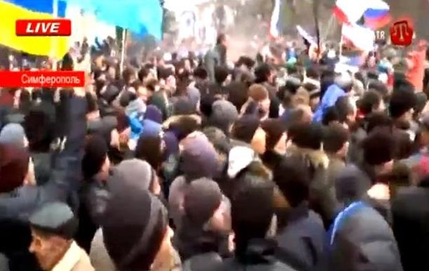 У Верховного Совета Крыма собрались тысячи крымских татар
