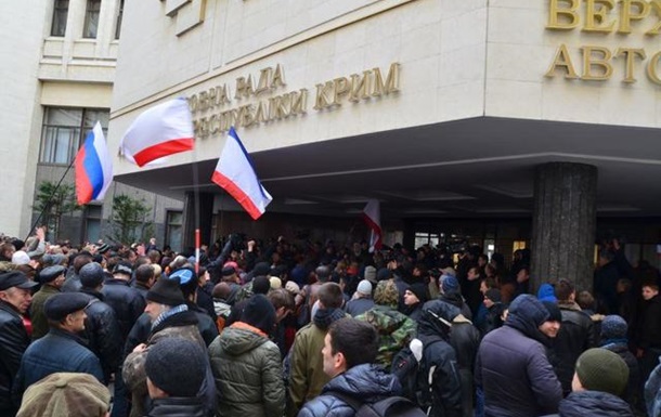 Міліція намагається зупинити протистояння біля будівлі парламенту Криму