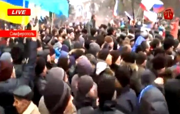 Под зданием парламента Крыма в митингующих летят камни и бутылки