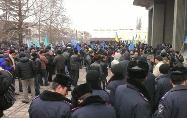 Мітингувальники залишають площу біля будівлі Верховної Ради Криму 