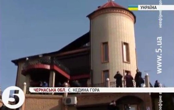 Активісти побували у маєтку регіонала Олійника в Черкаській області 