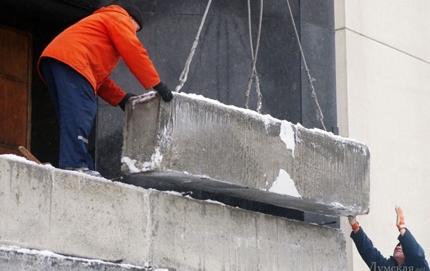 Возле Одесской ОГА убрали бетонные блоки, закрывавшие входы