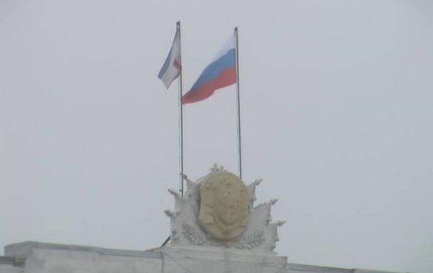 Захоплено парламент і уряд Криму. Над будівлями - російські прапори