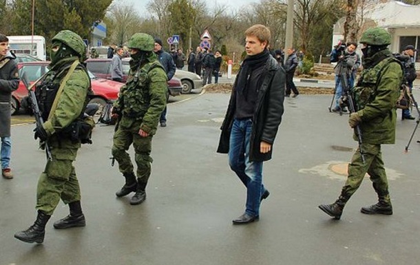 Вооруженные люди по-прежнему окружают аэропорт Симферополя - Госпогранслужба
