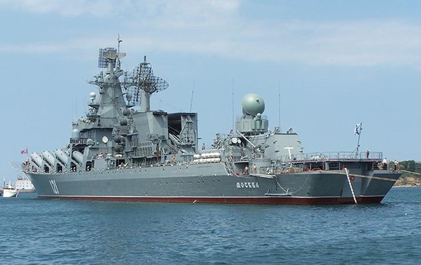К украинским кораблям, вышедшим по тревоге в Черное море, приближаются три российских ракетных катера и крейсер Москва 