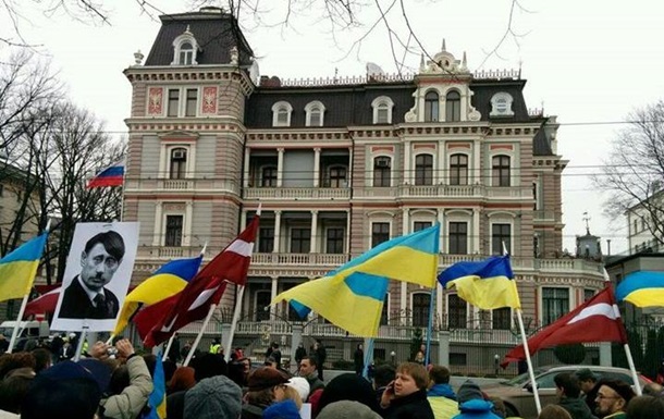 В мировых столицах прошли пикеты посольств России. Фотогалерея