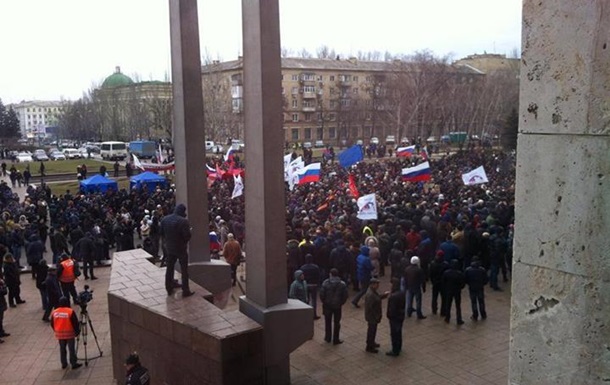 В Донецке несколько тысяч человек митингуют с российскими флагами 