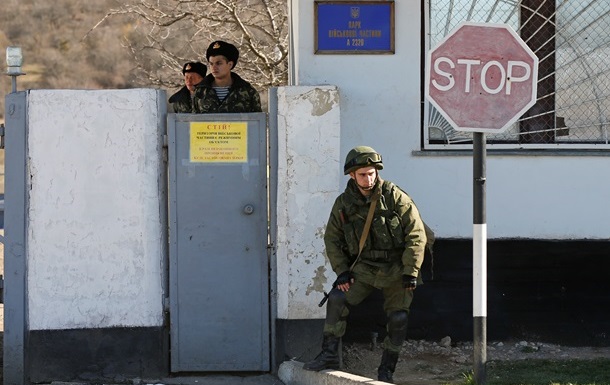 Російські військові заблокували більшу частину військових частин у Криму - в.о. міністра оборони