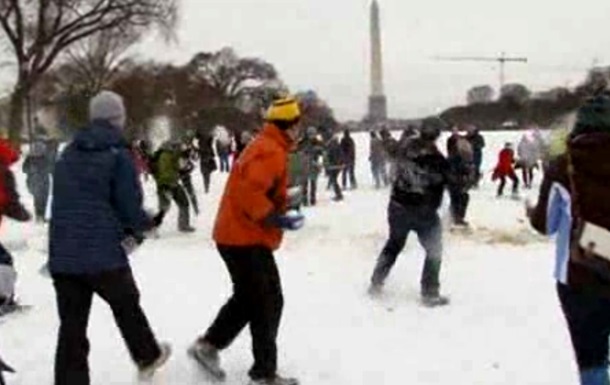 Сотрудники американского правительства устроили перед Капитолием бой снежками