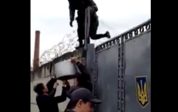 Видео, как крымчане помогают заблокированным украинским солдатам