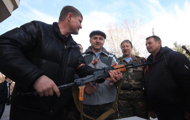 В Симферополе вооруженные люди захватили офис Партии регионов