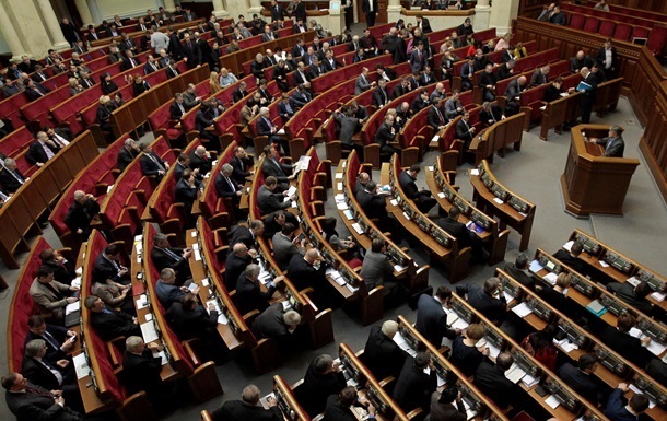 Большинство украинцев выступают за проведение досрочных выборов в Раду - опрос