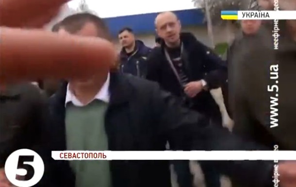 Видео нападения на украинских журналистов в Севастополе