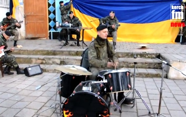 Заблокированные керченские морпехи сыграли импровизированный концерт