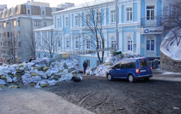 В Киеве начали разбирать баррикады 