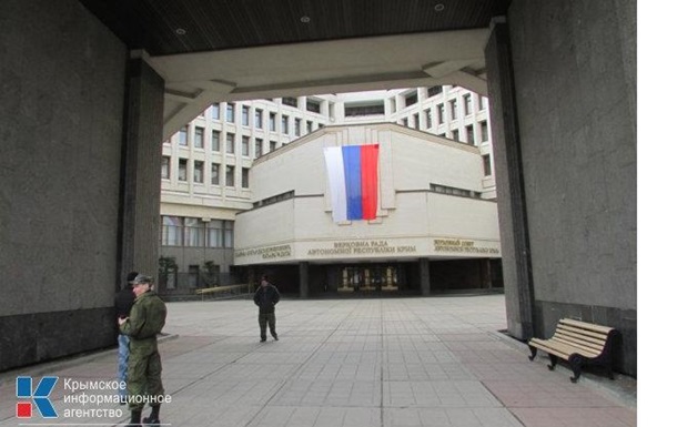 С фасада парламента Крыма сняли герб Украины