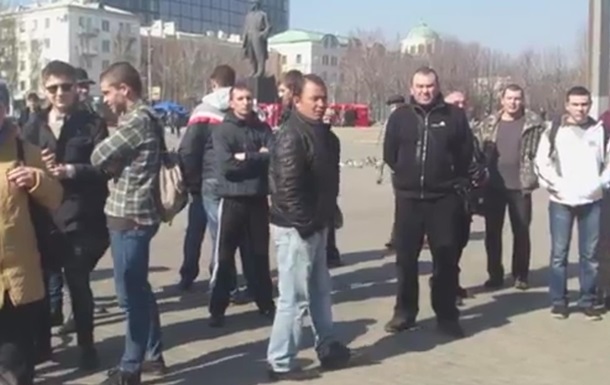 Желающих почтить память погибшего на митинге в Донецке встретили угрозами