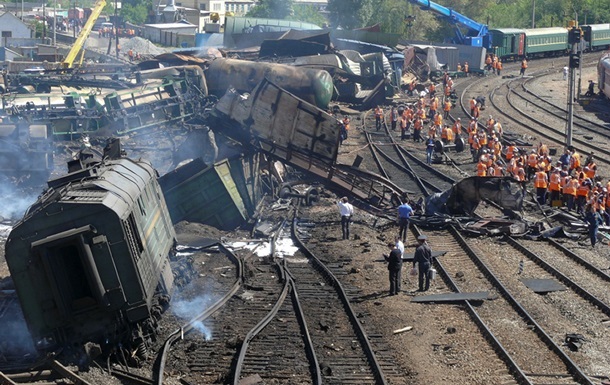 На месте аварии грузового поезда в Николаевской области спасателям осталось поднять три вагона