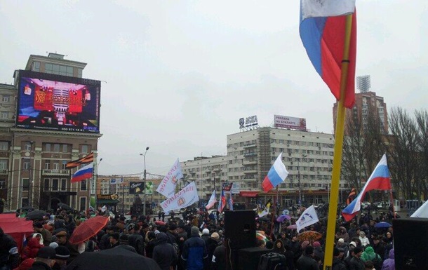 В пророссийском митинге в Донецке принимает участие около 3 тысяч человек – местные СМИ