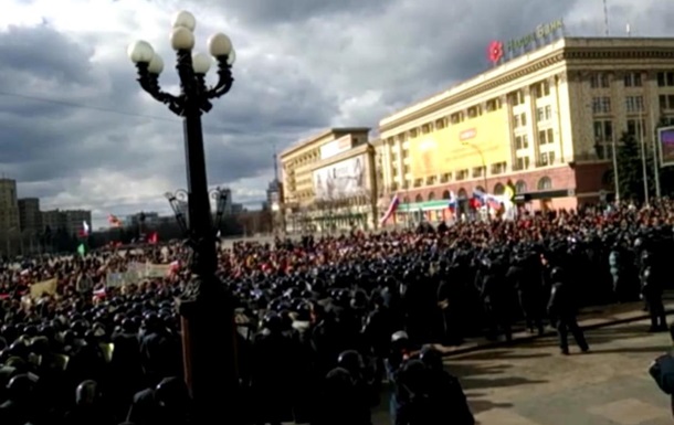 В Харькове пророссийские активисты штурмуют облгосадминистрацию