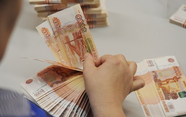 Российский рубль стал официальной валютой в Крыму