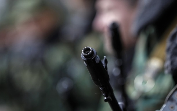 Українські військові в Криму припиняють опір і здають зброю - джерело