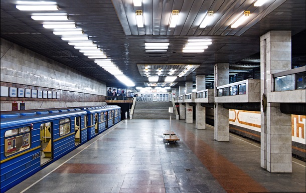 На столичной станции метро Позняки умер мужчина