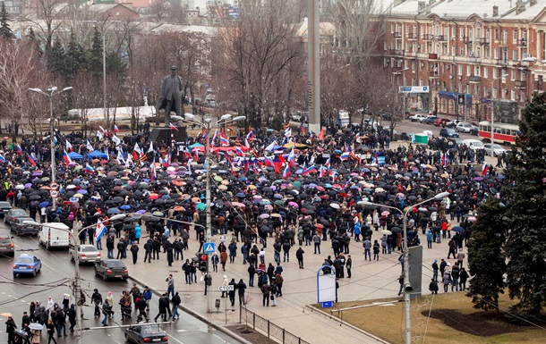 Участники пророссийского митинга в Донецке пытаются прорваться к зданию обладминистрации