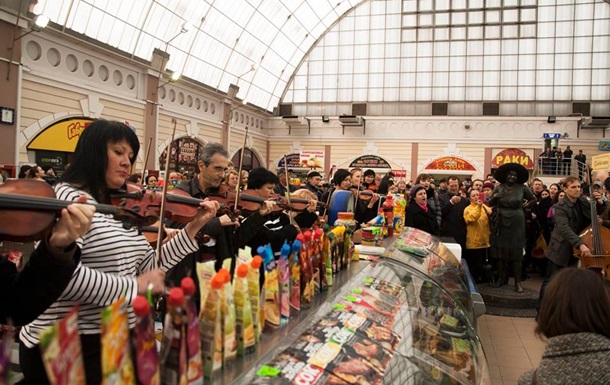 Одеський оркестр влаштував музичний флешмоб на Привозі