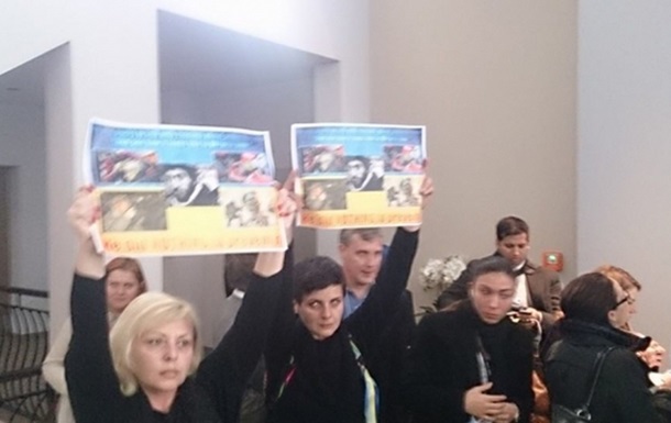 Украинским журналистам в Европе надели наручники