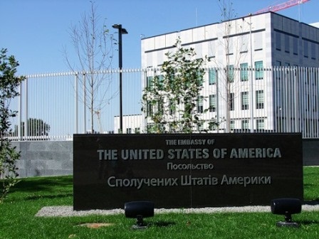 Посольство США продолжает, спекулировать на избиении журналистов