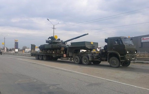 Росіяни звозять на північ Криму танки, а в Сімферополь стягують піхоту і БТРи - Міноборони 
