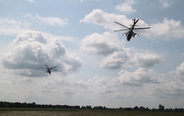 На Львівщині армійські вертолітники відпрацювали вправи парного пілотування