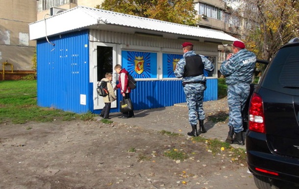 Юні відвідувачі на відкритті забороненого грального закладу на Троєщині