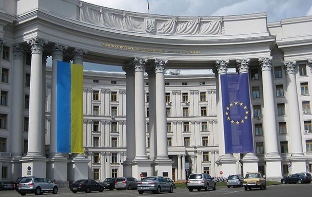 Украина сокращает количество дипломатов в России