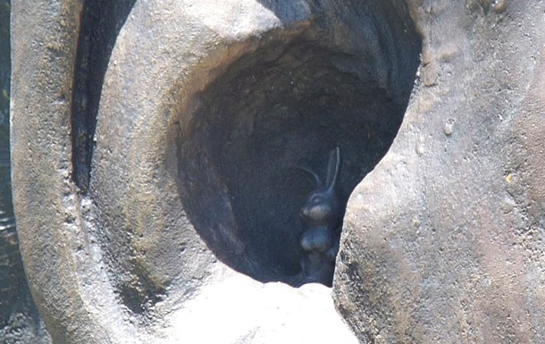 З вуха пам ятника Манделі демонтували бронзового кролика 