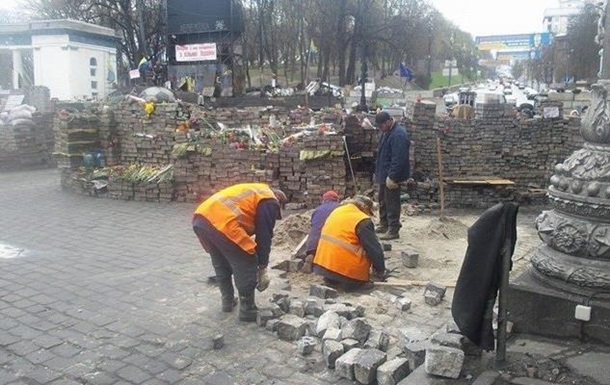 На Грушевського прибрали частину барикад і ремонтують колонаду стадіону