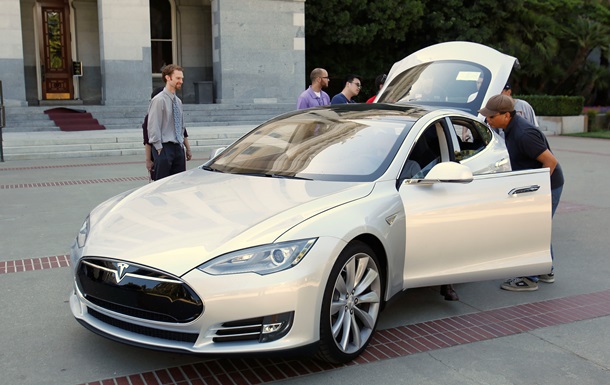 Виявлений простий спосіб злому електромобілів Tesla Model S