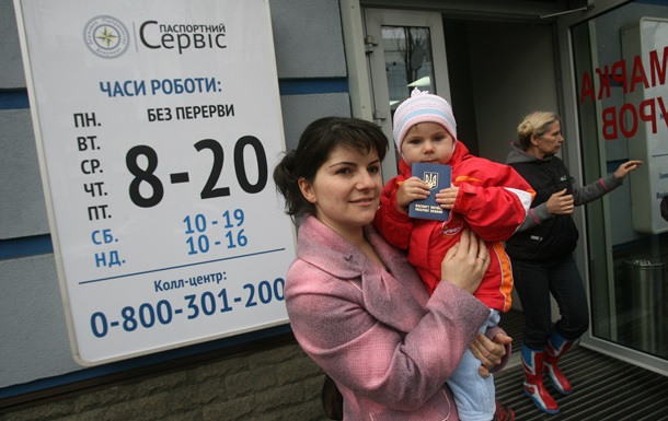Корреспондент: Паспортний штурм. Українці кинулися масово оформляти закордонні паспорти