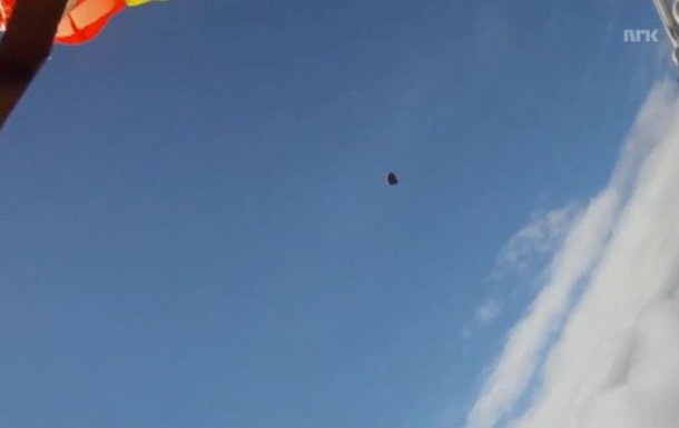 У мережі з явилося відео, як парашутиста ледь не зачепило метеоритом