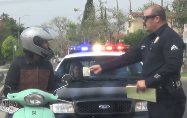 Американские полицейские разыгрывали автолюбителей, оплачивая им штрафы