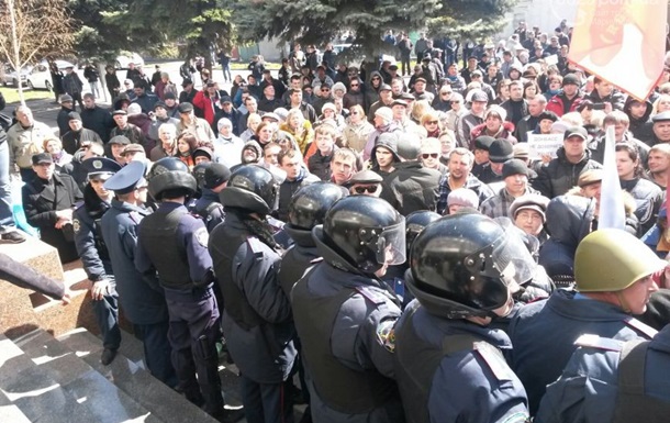 В Мариуполе митингующие захватили прокуратуру и выбили двери в горсовете