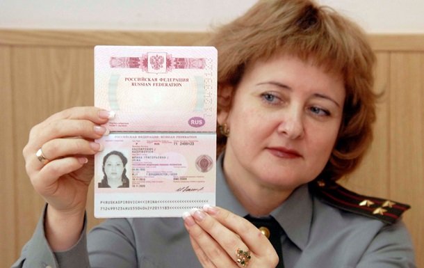 В Крыму вводят электронные очереди на получение паспортов РФ