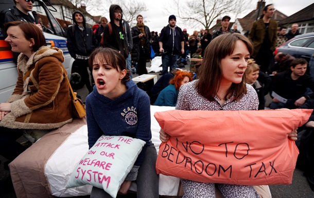 В Великобритании прошли акции протестов против налога на спальни