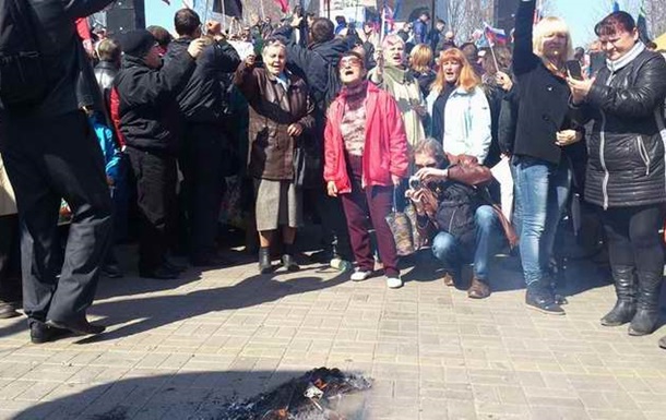 Участники пророссийского митинга в Донецке сожгли чучело Бандеры